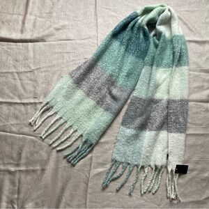 NWT Steve Madden Plaid Scarf